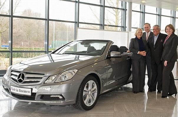 Peter Schabert, Leiter Mercedes-Benz Werk Bremen (2.v.l.), und Doris Heitkamp-König, Leiterin Mercedes-Benz Kundencenter Bremen (1.v.r), präsentieren dem ersten Kunden Dieter Funke und seiner Frau Ingrid das Fahrzeug.